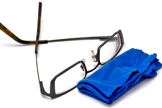 Szemüveg tisztítása, kezelése